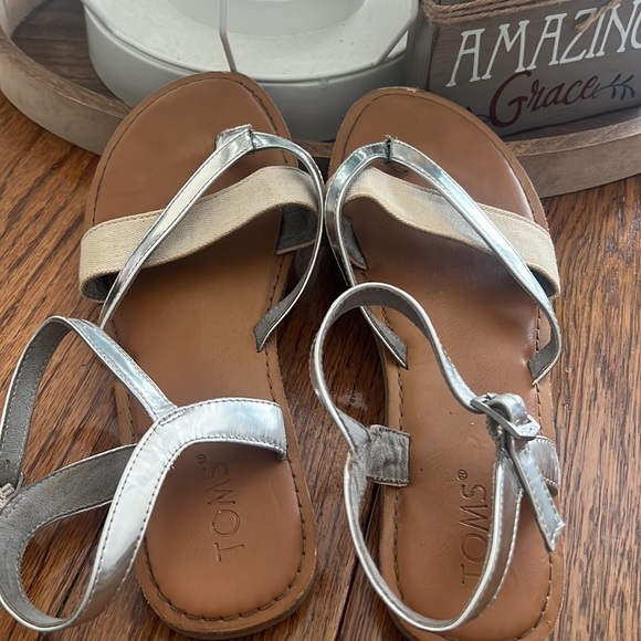 Toms Silver Lexie Patent Strappy Sandals Sz 8.5 - Picture 3 of 6